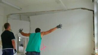 Творческий снос стены - смотреть видео (0:47)