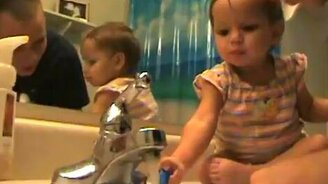 Учимся чистить зубы - смотреть видео (1:33)