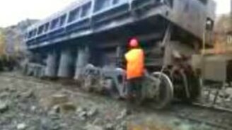 Неудачная разгрузка вагона - смотреть видео (0:32)