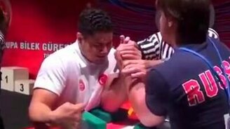 Наш армреслер против турецкого - смотреть видео (1:15)