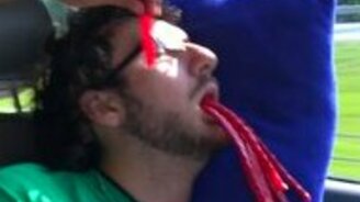 Накормили спящего друга - смотреть видео (3:38)