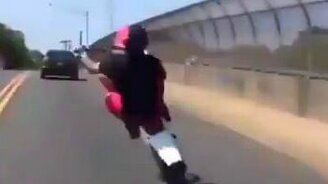 Виртуоз на кроссовом мотоцикле - смотреть видео (0:16)