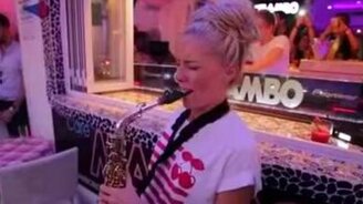 Задорная саксофонистка - смотреть видео (3:09)