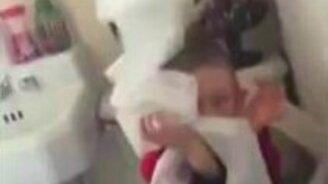 Папа разыграл сына в туалете - смотреть видео (0:43)