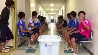 Массовый трюк с мячом - смотреть видео (0:25)