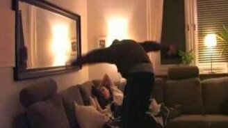 Отличные рефлексы самообороны - смотреть видео (0:55)