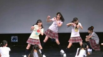 Позитивный зритель справа возле сцены - смотреть видео (4:08)