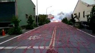 Взрыв тысяч петард - смотреть видео (0:52)