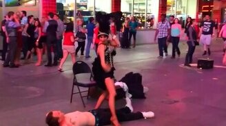 Казус во время уличного танца - смотреть видео (0:40)