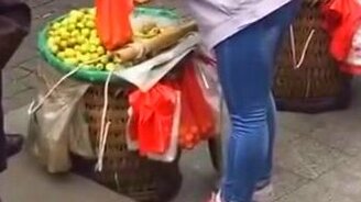 Рыночный обман по-китайски - смотреть видео (1:00)