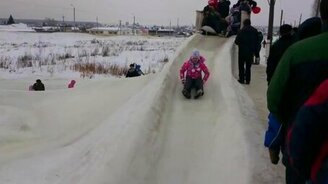 Ледяная горка как зимнее развлечение - смотреть видео (0:20)