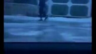 Пешеход в гололёд - смотреть видео (0:19)