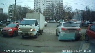 Трамвай уложил грузовичок - смотреть видео (0:46)