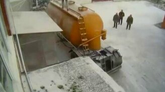 Мукопад из цистерны - смотреть видео (0:19)