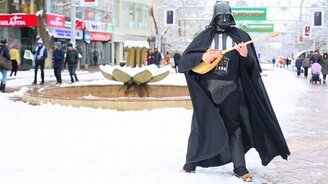 Дарт Вейдер осваивает домбру - смотреть видео (0:24)