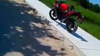 Обезьяна нападает на парня - смотреть видео (0:53)