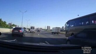 Испуганному водителю повезло - смотреть видео (0:16)