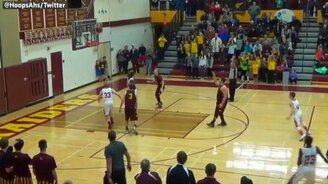 Забил гол с другого конца поля - смотреть видео (0:20)