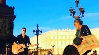 Бомж оценил музыканта - смотреть видео (0:10)