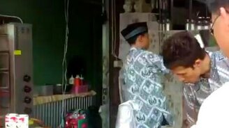 Мастер приготовления тайского чая - смотреть видео (0:35)