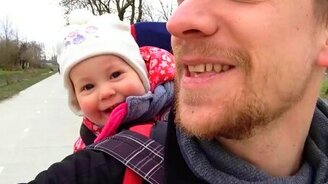 Папа смешит дочурку - смотреть видео (1:31)