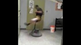 До чего доводит скука на работе - смотреть видео (0:23)