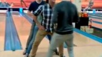 Провал с трюком в боулинге - смотреть видео (0:26)