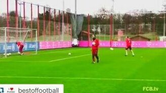 Футбольный мяч против попы вратаря - смотреть видео (0:13)