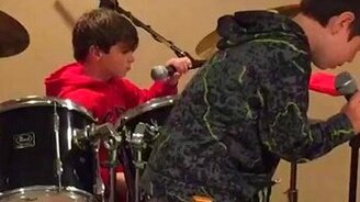 Солиста снесло - смотреть видео (0:06)