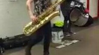 Задорные музыканты в переходе - смотреть видео (2:16)