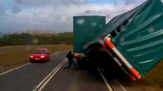 Мужики ставят на ноги прицеп фуры - смотреть видео (2:45)