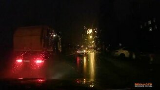 Мусоровоз сталкивается с опорой ЛЭП - смотреть видео (0:43)