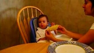 Ребёнок с кукурузой - смотреть видео (0:30)