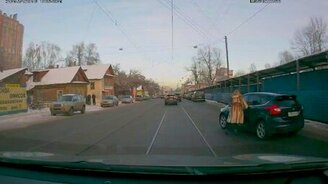 Хозяйка останавливает строптивую машинку - смотреть видео (0:30)