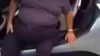 Толстяк против спортивной машины - смотреть видео (0:52)