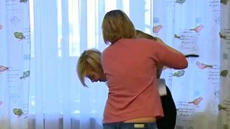 Коту не понравилась девушка - смотреть видео (0:12)