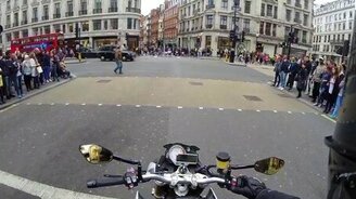 Мотоциклист подшутил над пешеходом - смотреть видео (0:10)