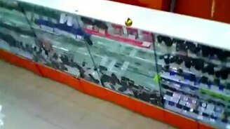 Падение магазинной витрины - смотреть видео (0:22)