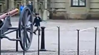 Командир идёт - смотреть видео (1:06)