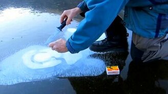 Газ в озере подо льдом - смотреть видео (3:53)