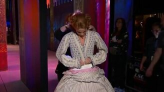 Скоростное переодевание за кулисами - смотреть видео (0:48)