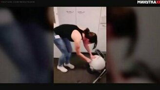 Девушка пытается завести пылесос - смотреть видео (1:10)