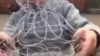 Занятная вещица в руках создателя - смотреть видео (0:45)