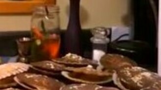 Моллюск против человеческого пальца - смотреть видео (0:24)