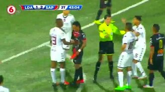 Футболист отомстил сопернику - смотреть видео (0:22)