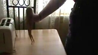 Барби стукнуло током - смотреть видео (0:05)