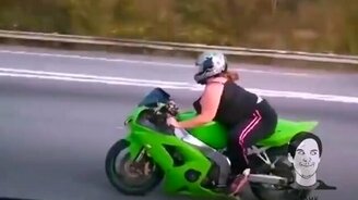 Богиня на спортивном мотоцикле - смотреть видео (0:15)