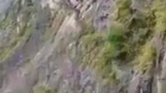 Крушение придорожной скалы - смотреть видео (1:20)