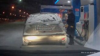 Решила посветить зажигалкой в бак - смотреть видео (0:36)