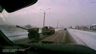 Авто с противотанковой пушкой - смотреть видео (0:55)